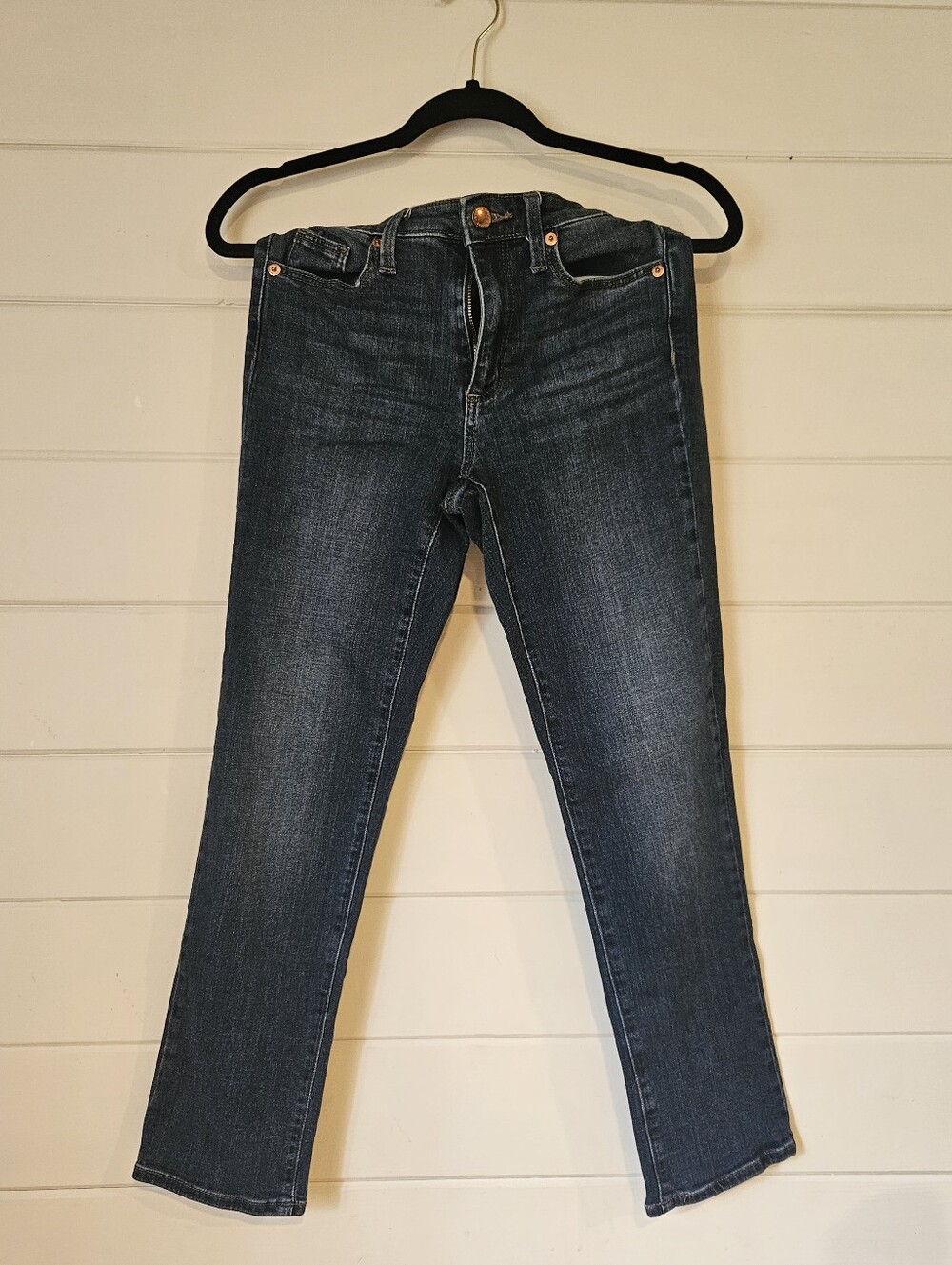Universal Thread Dark Wash Highrise Slim Straight Leg Jeans (2/26R)